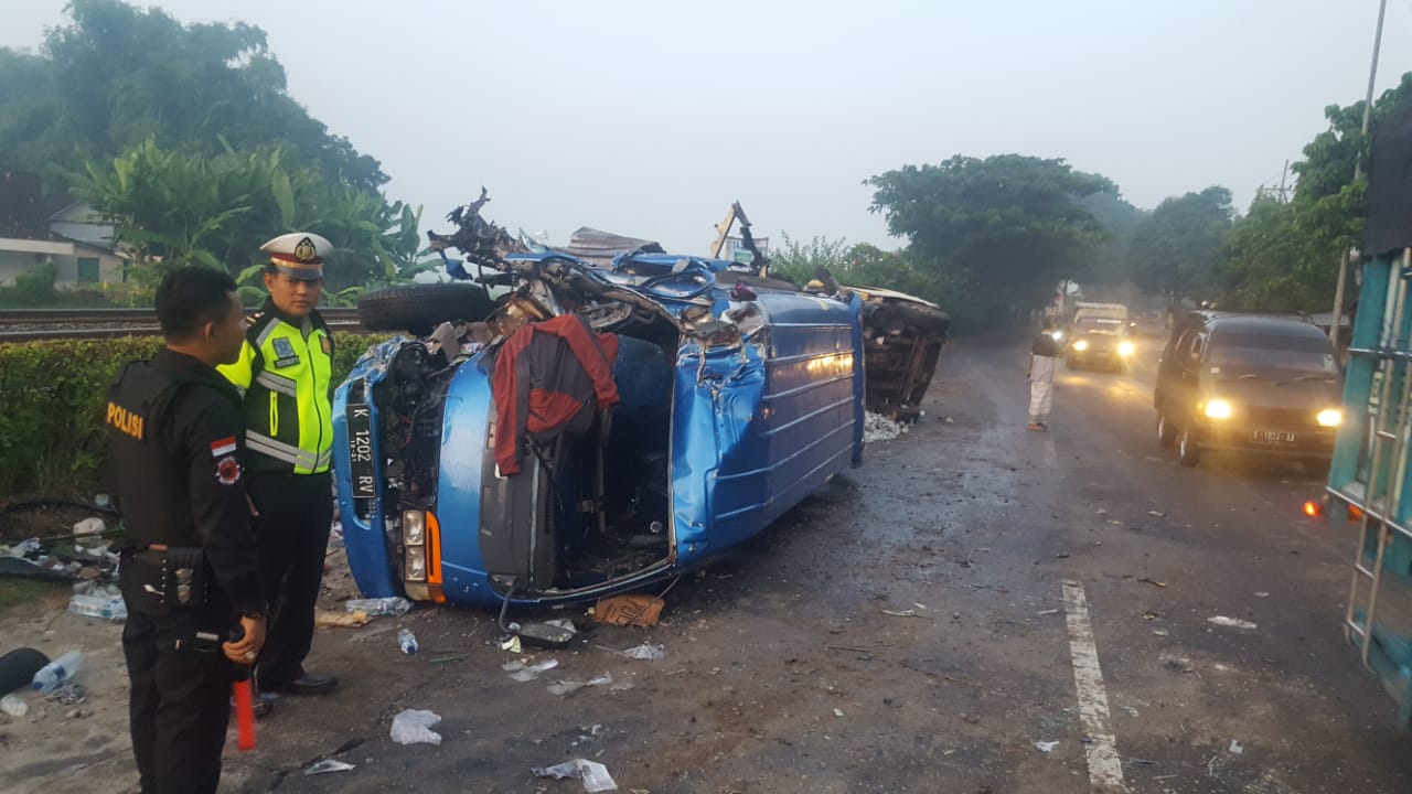 Diduga Ngantuk, Mobil Elf Bawa 16 Penumpang Hantam Truk Barang